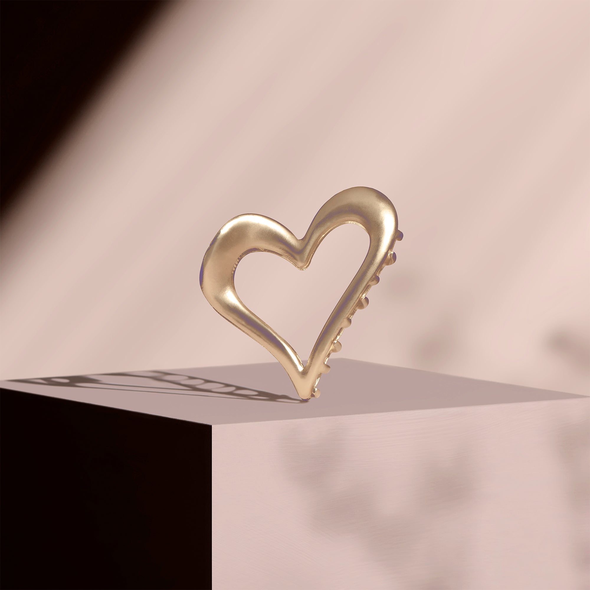 Gilded Romance Heart Claw Clip5
