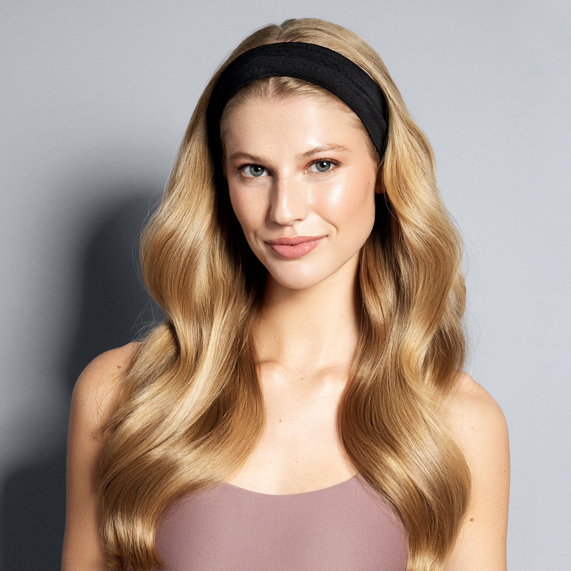 A model wearing The Hair Edit's black Harmony Headband4