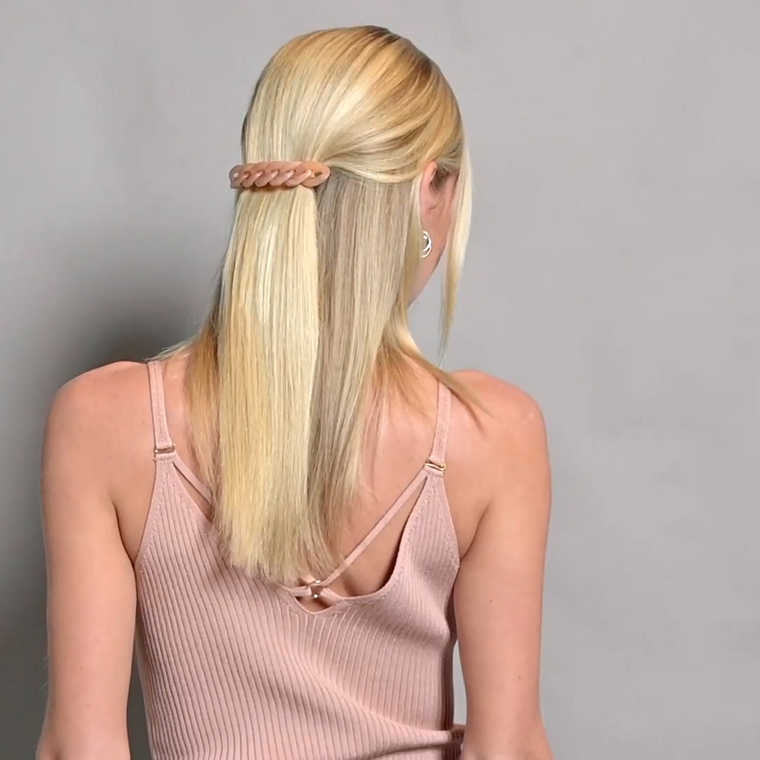 Video of model demonstrating how to wear The Hair Edit's Marble Link Barrette2