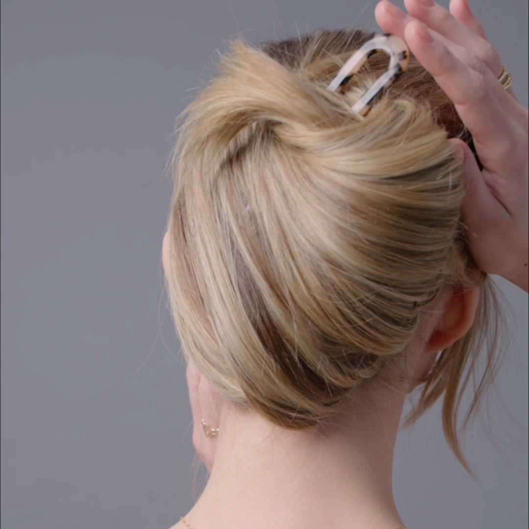 Video of model demonstrating how to wear The Hair Edit's Sleek Chignon Tortoise French Pin2