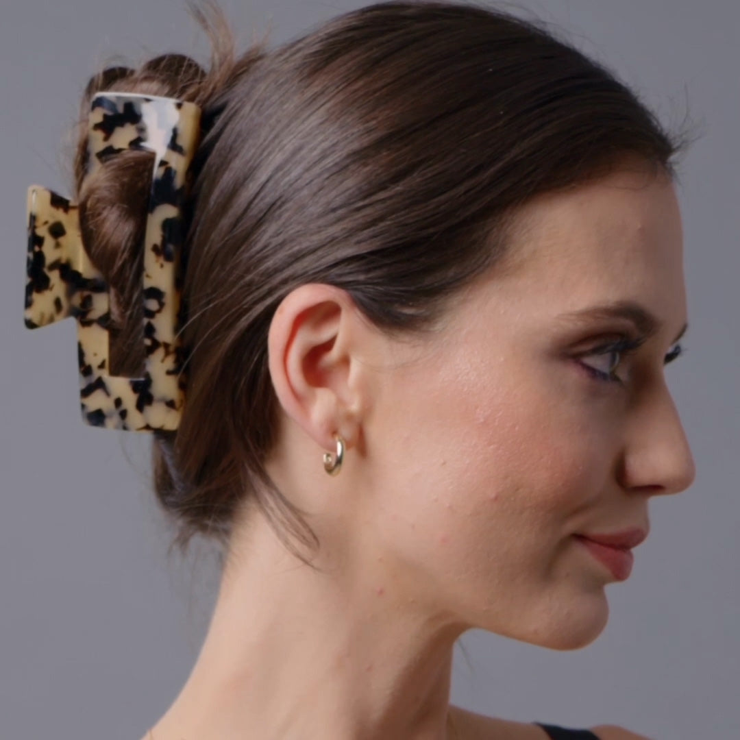 Video of model demonstrating how to wear The Hair Edit's Epic Extra Large Claw Clip2