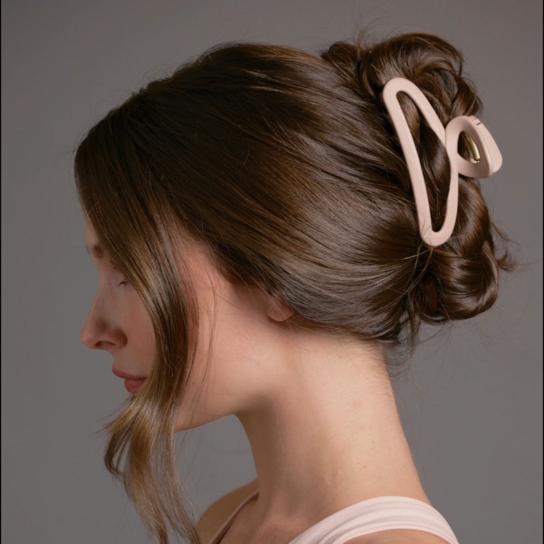 Video of model demonstrating how to wear The Hair Edit's Flexi Soft Claw Clip2