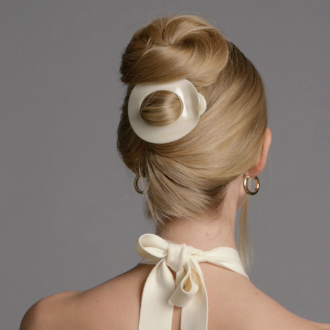 Video of model demonstrating how to wear The Hair Edit's Quiet Luxury Flat Lay Claw Clip2