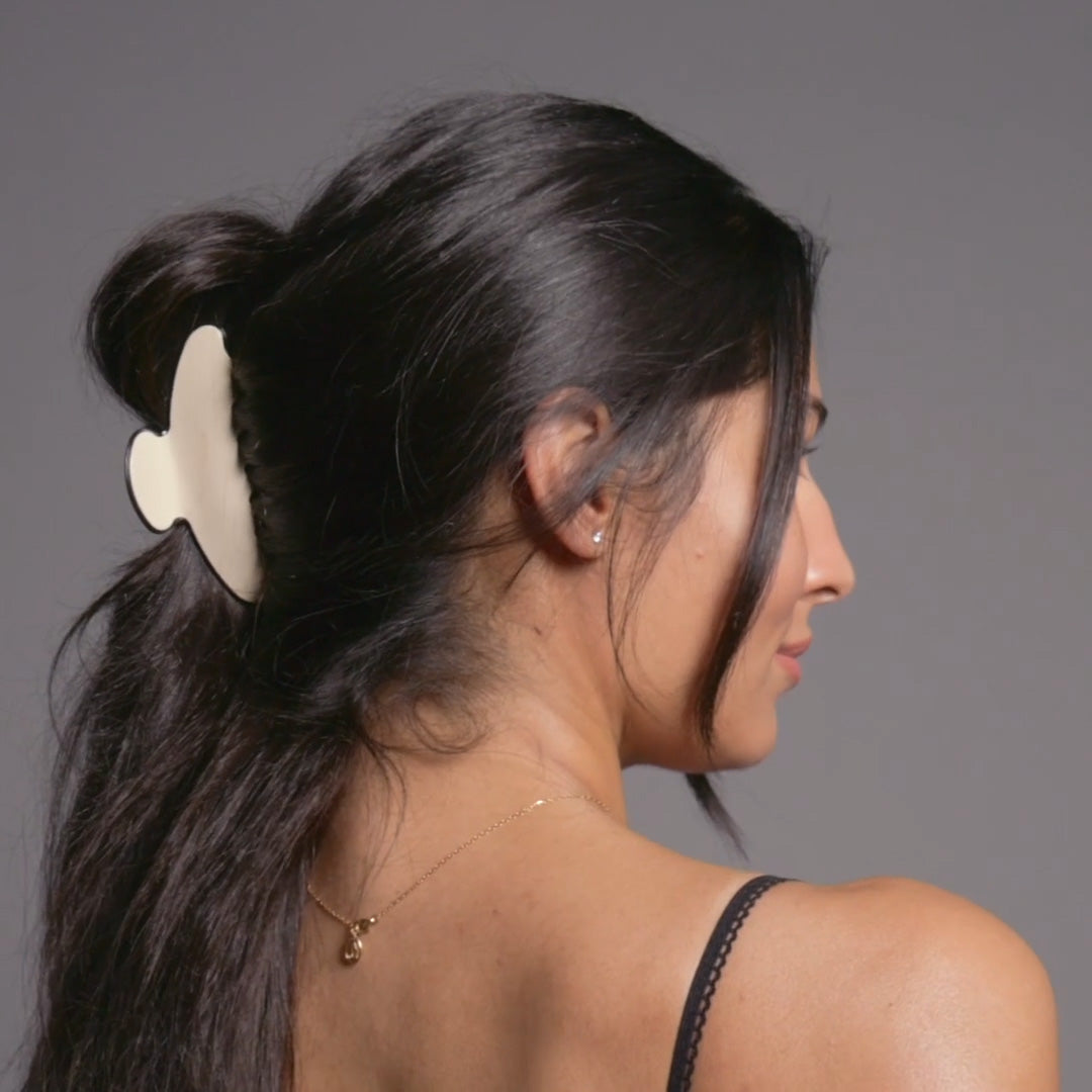 Video of model demonstrating how to wear The Hair Edit's Couture Claw Clip2