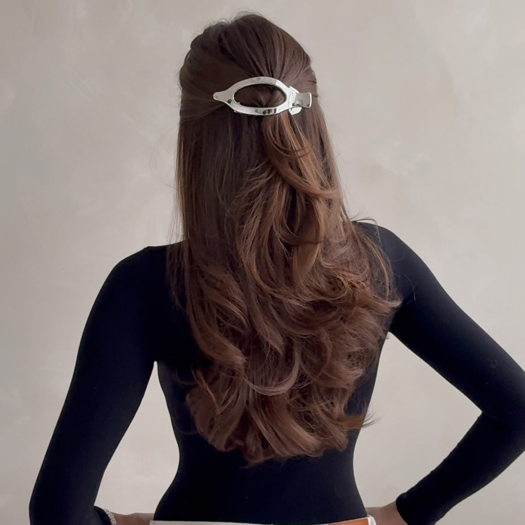 Video of Danielle Bernstein demonstrating how to wear The Hair Edit's Silver Flat Lay Claw Clip2