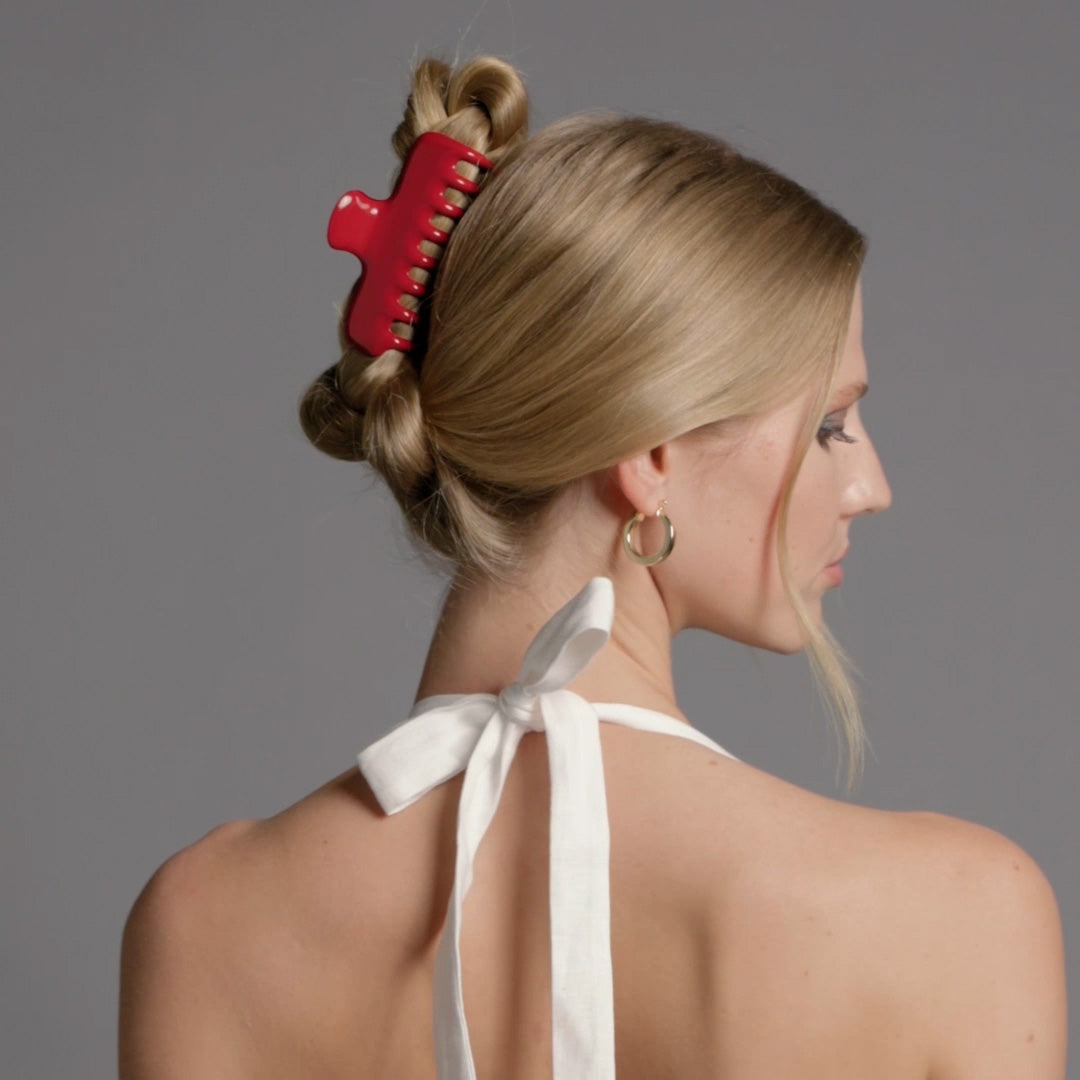Video of model demonstrating how to wear The Hair Edit's Scarlet Claw Clip2