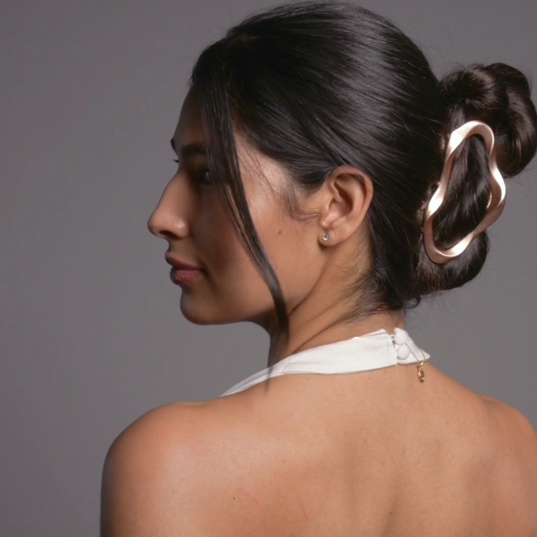 Video of model demonstrating how to wear The Hair Edit's Goddess Claw Clip2