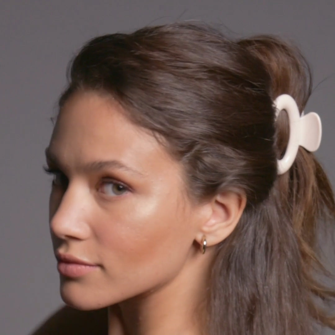 Video of models demonstrating how to wear The Hair Edit's Modern Romance Claw Clip Set2