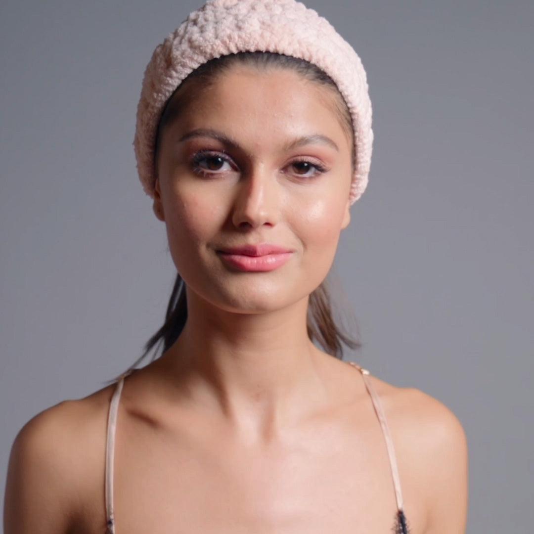 Video of model demonstrating how to wear The Hair Edit's Ultra-Wide Spa Headband2