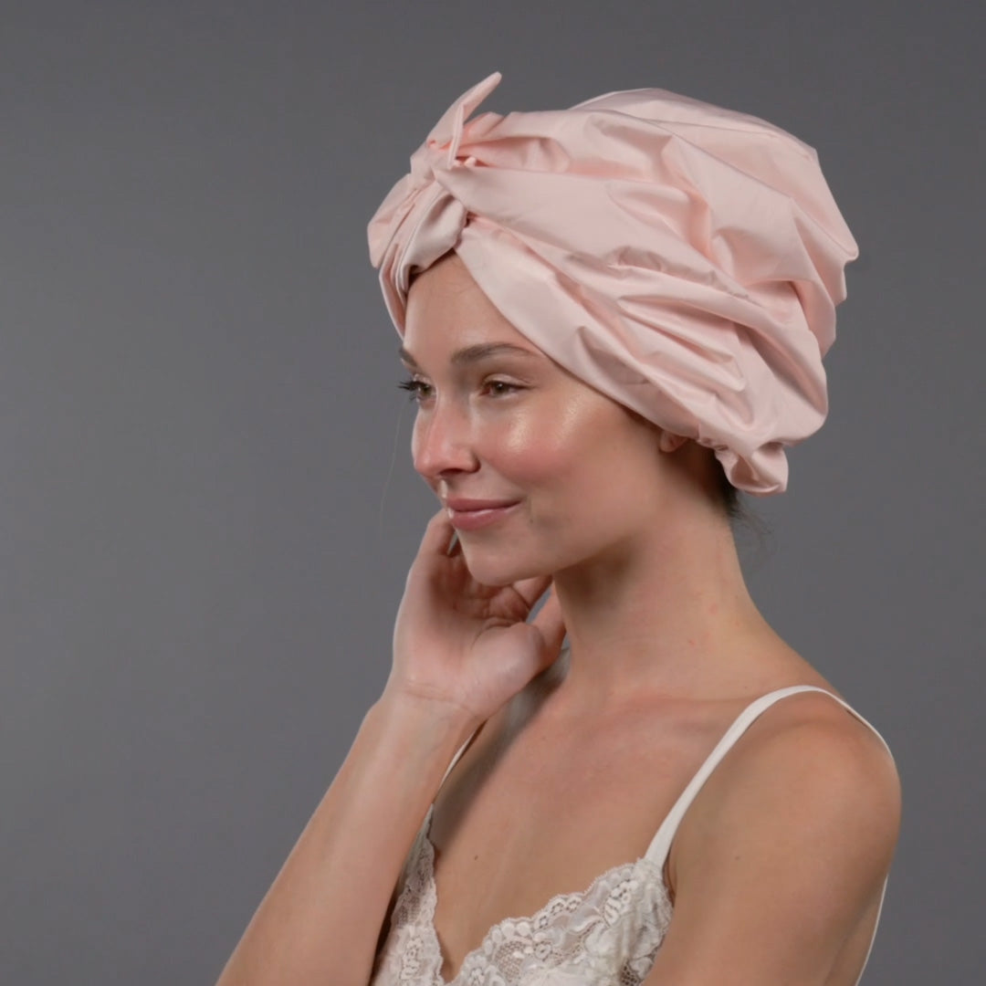 Video of model demonstrating how to wear The Hair Edit's Ultra Luxe Shower Cape2